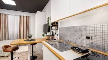 KĂŒhlschrank, Mikrowelle, Herdplatte, Wasserkocher mit Kaffee-/Teezubehör