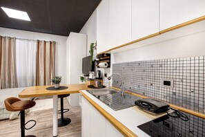 Refrigerador, microondas, placa de cocina, cafetera/tetera