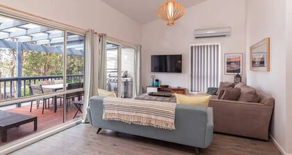 Smiths Lake, rainforest canopy and Sandbar Beach Views. Fab home for 10 guests.