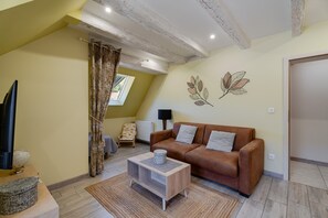 TV, ping pong - Holiday Apartment "Gite Béthanie" with Mountain View, Private Wooden Terrace & Wi-Fi (Steige)