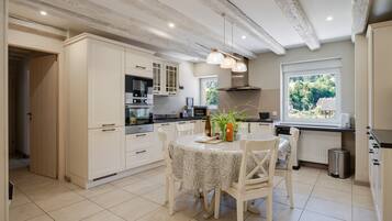 Coffee/tea maker, fridge, microwave, oven
