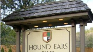 Ein Schild für den Hound Ears Club, mit einem Logo über dem Text.