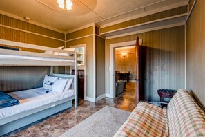 4 habitaciones, tabla de planchar con plancha, wifi y ropa de cama 