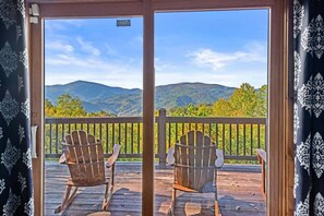Interior - Up Here In the Mountains - Luxury Cabin in Newland with Views, Hot Tub, & Pool Table! (Newland)