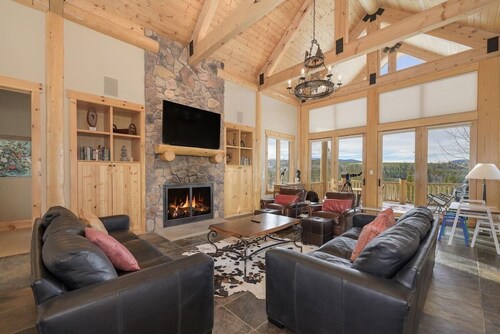 Moose Lodge with private hot tub