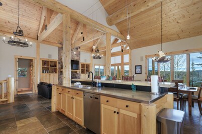 Moose Lodge with private hot tub