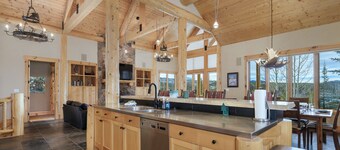 Moose Lodge with private hot tub