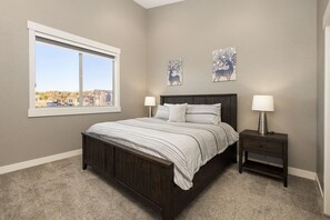 4 bedrooms, internet, bed sheets