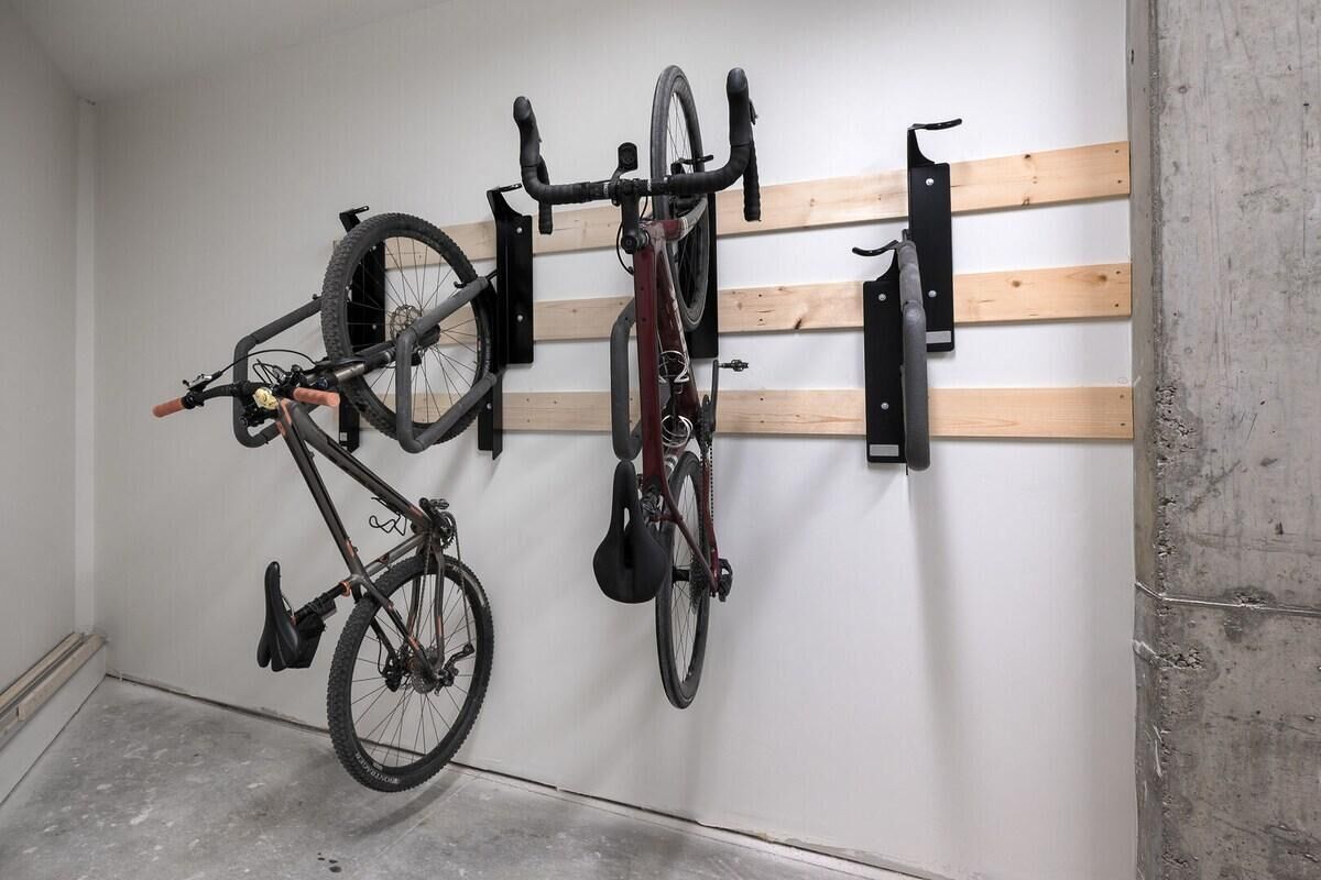 Un porte-vélos mural avec deux vélos.