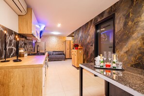 Cafetera y tetera, refrigerador, microondas y horno 