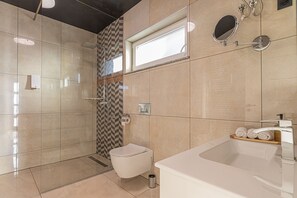 Ducha, bañera de hidromasaje y toallas