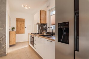 Coffee/tea maker, fridge, microwave, oven
