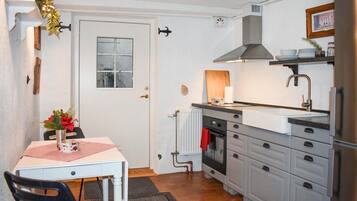 Een koelkast, een oven, een koffiezetapparaat/waterkoker