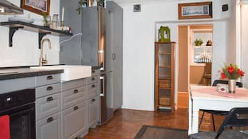 Fridge, microwave, oven, coffee/tea maker