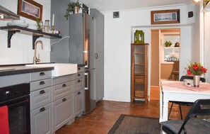 Jääkaappi, mikroaaltouuni, uuni, kahvin-/teenkeitin