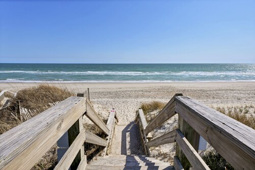 Cozy Cottage steps from the beach small pet friendly 