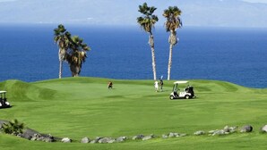 A golf course with a view of the ocean and mountains in the background. - Beautiful Studio in front of the sea in Costa Adeje (Adeje)
