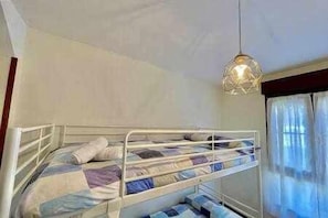 2 chambres, fer et planche Ă repasser, lit parapluie, draps fournis