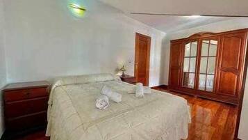 2 bedrooms, iron/ironing board, travel crib, bed sheets