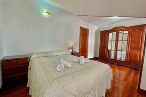 2 chambres, fer et planche à repasser, lit parapluie, draps fournis