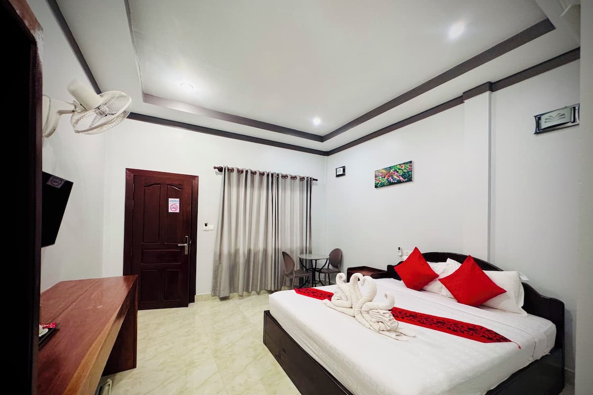 Deluxe Double Room, 1 King Bed, Pool View