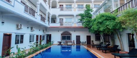 Vista frontal de la propiedad