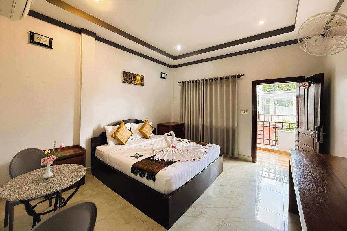Deluxe tweepersoonskamer, 1 kingsize bed, uitzicht op zwembad | Geluiddichte muren, gratis wifi, beddengoed