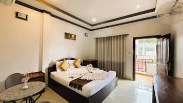 Quarto casal luxo, 1 cama King, vista para a piscina | Quartos à prova de som, Wi-Fi de cortesia, roupa de cama