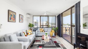 Smart TV - Views and Pool in a Great Location in Nelson Bay (Nelson Bay)