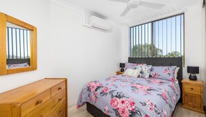 2 slaapkamers, een strijkplank/strijkijzer, gratis wifi, beddengoed