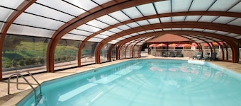 Chalet Dahlia con vistas a la montaña, piscina compartida y Wi-Fi