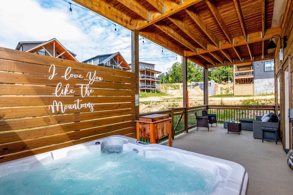 Outdoor spa tub - Smoky Mountain Oasis - Brand new build! Plus indoor pool, hot tub, game room, and more! (Pigeon Forge)