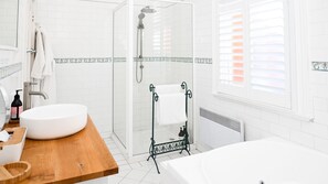 Ducha, bañera de hidromasaje, secador de pelo y toallas