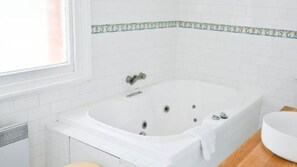 Shower, jetted tub, hair dryer, towels