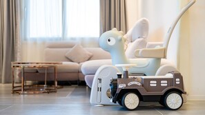 Un salon moderne avec un canapé, une table basse et une voiture jouet.