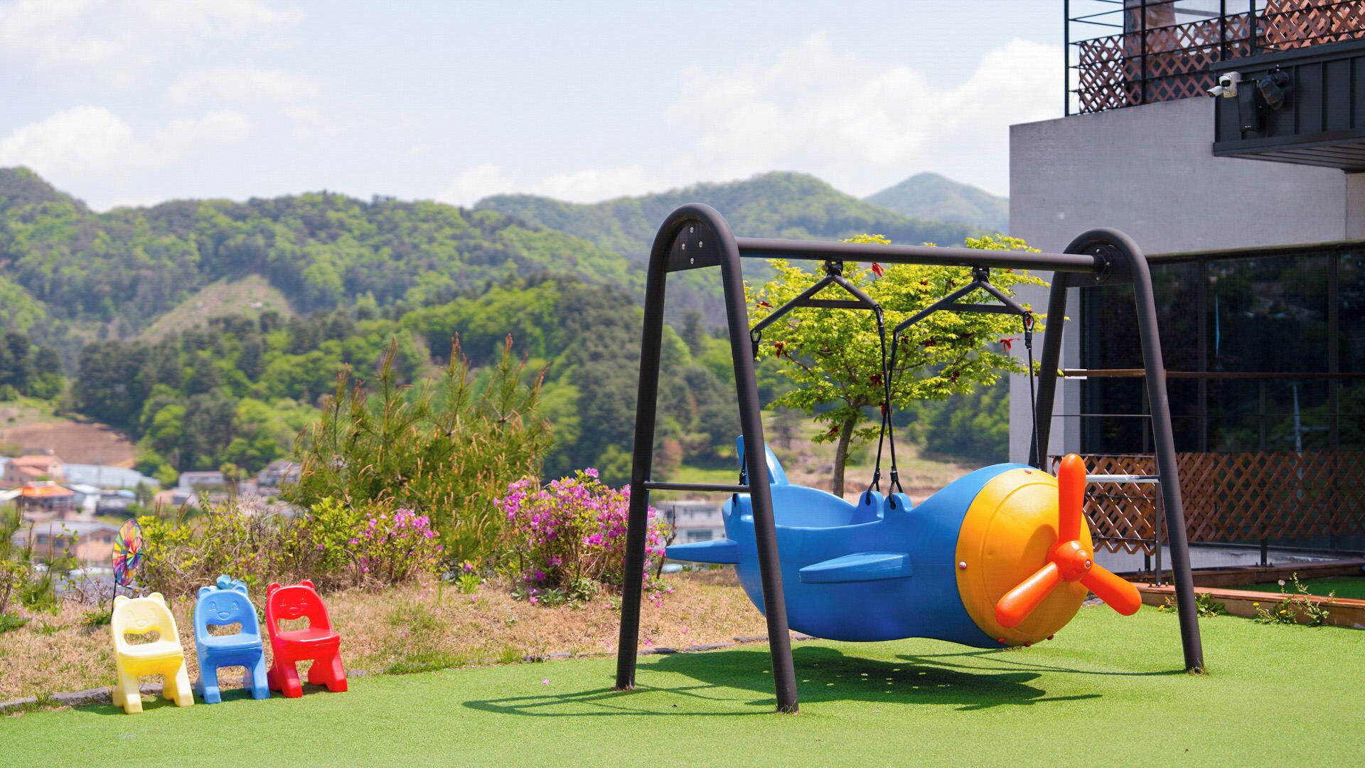 Un parque infantil con columpios, tobogán y estructura para escalar.