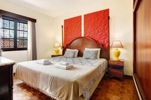 2 bedrooms, iron/ironing board, free WiFi, bed sheets - Villa 'Suites Pinto Coelho' with Sea View, Private Pool and Wi-Fi (Caniço)