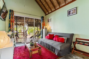 コンフォート アパートメント | リビング エリア | 32 インチのスマートテレビ (デジタル放送視聴可)、Netflix、ストリーミングサービス