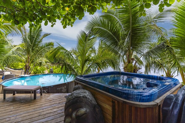 Outdoor spa tub