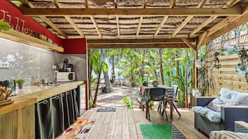 Standard Bungalow | Private kitchen | Mini-fridge, microwave, stovetop, espresso maker