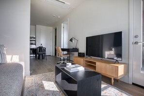 Una televisión, un reproductor estéreo