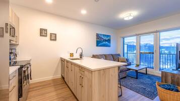 Een koelkast, een microgolfoven, een oven, een kookplaat