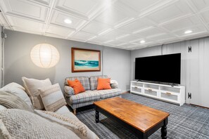 TV, books, offices - Mothertree Farmhouse | Pets | Fire Pit | Workspace (Newbury)