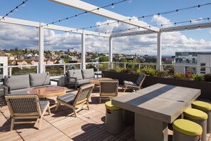 Outdoor dining - Serene Capitol Hill 1BR w/ Bike Storage & BBQ, nr Bars, by Blueground (Seattle)