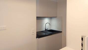 Een koelkast, een oven, een vaatwasser, een broodrooster