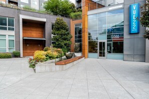 Exterior detail - Superb Bellevue Jr 1BR w/ Garden & Wine Lockers, nr Bars, by Blueground (Seattle)