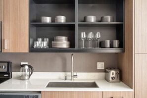 Kühlschrank, Mikrowelle, Ofen, Geschirrspüler