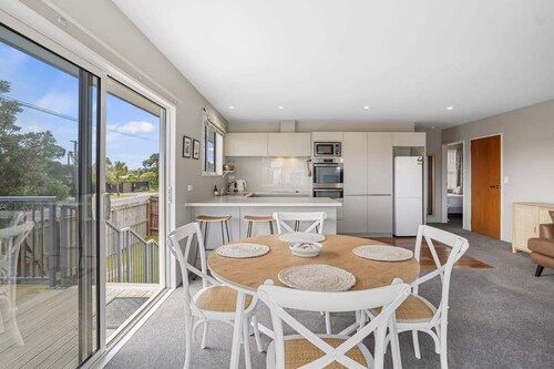 Modern 2-Bedroom Oasis, Just Steps from the Beach