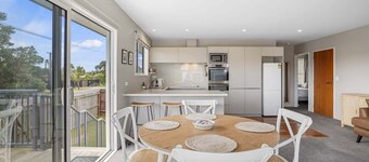 Modern 2-Bedroom Oasis, Just Steps from the Beach