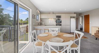 Modern 2-Bedroom Oasis, Just Steps from the Beach